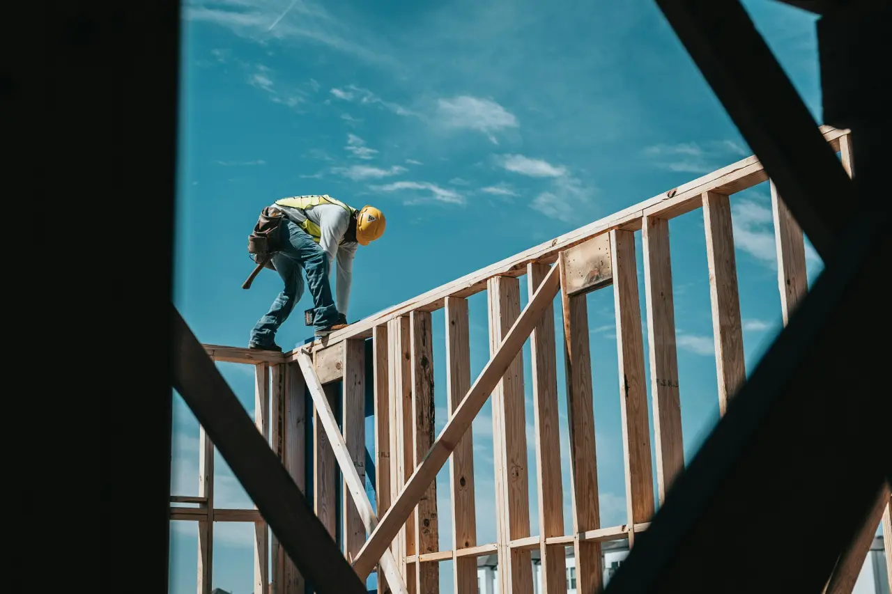 Kartepe Garden Villas site: The roof structure is being installed.