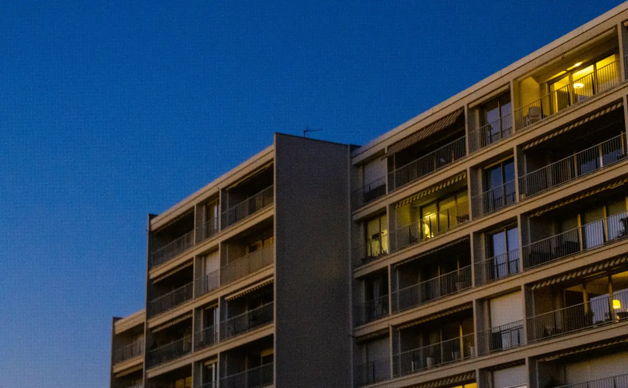 Kartal Residences: Balcony facade in the evening