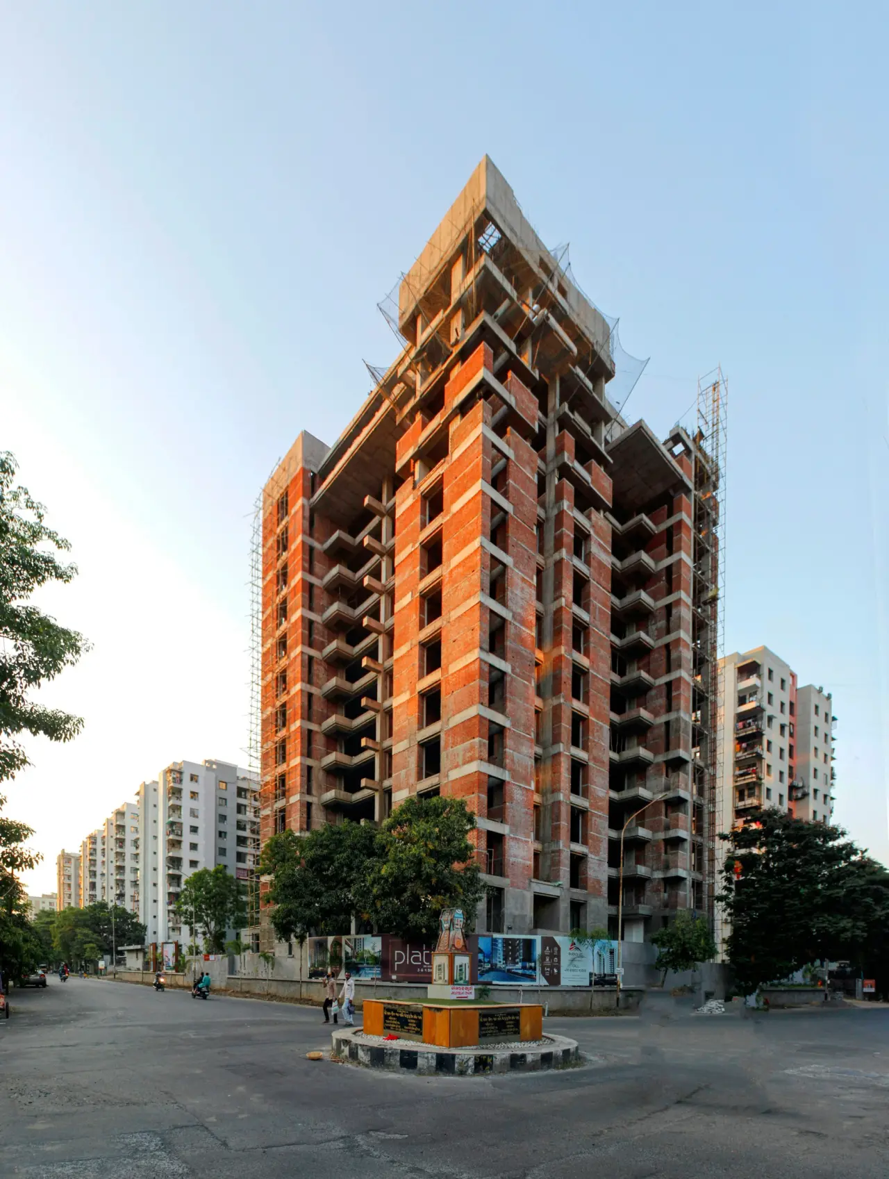 Kartal Residences site: Structural works continue on upper floors; infill walls are going up.