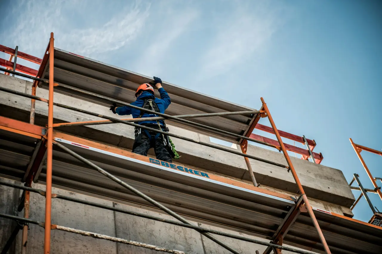 Nilüfer Residence site: Thermal insulation is being applied to the facade.