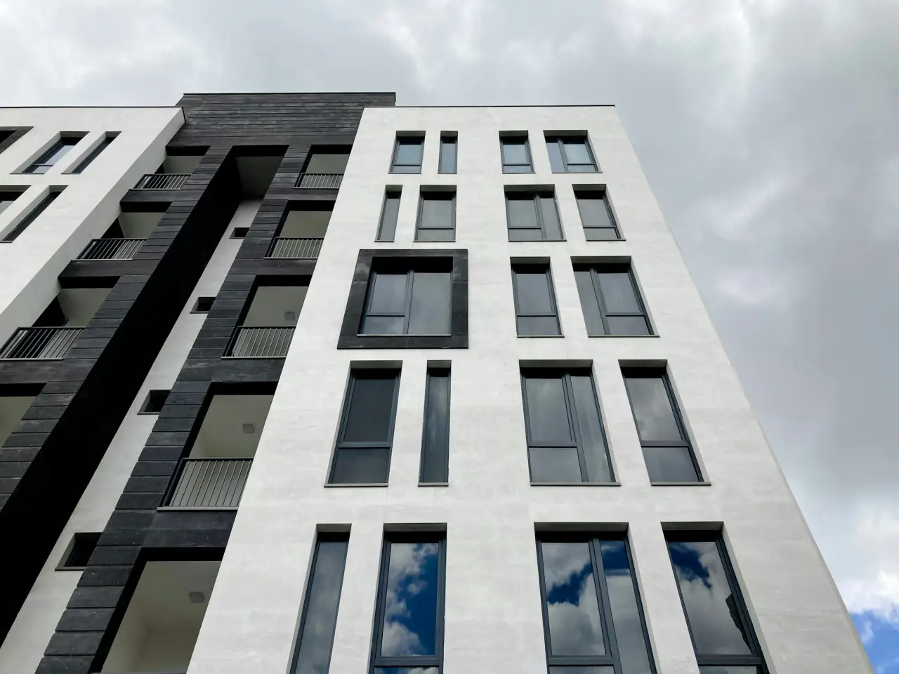 Kartal Residences: Block facade and window rhythm