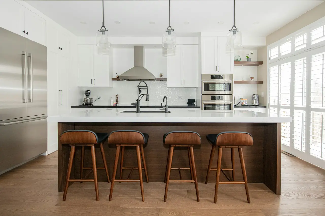 Kadıköy Flat Renovation: Kitchen island and dining area